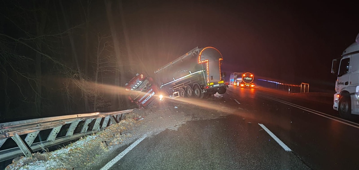 POL-PB: Unfallbilanz nach Eisregen-Unfällen am Montagmorgen - Rund 70 Verkehrsunfälle bis 12 Uhr - zwei Verletzte