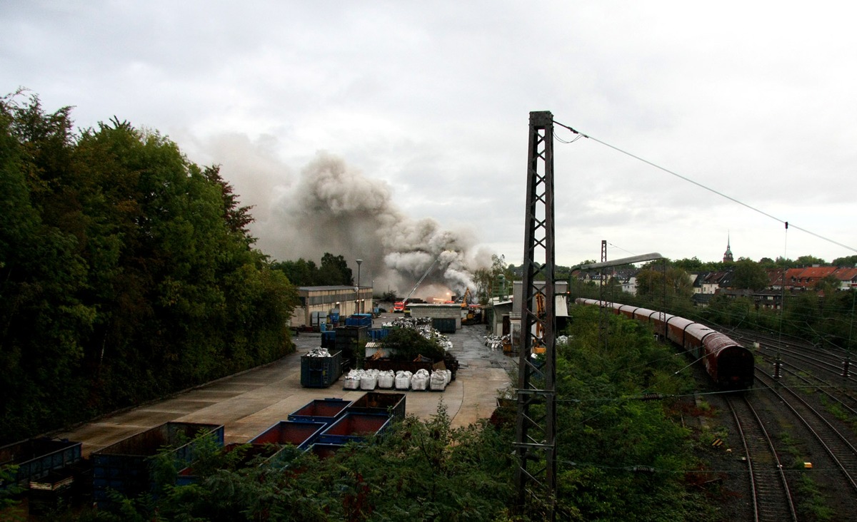 FW-E: Großbrand in Essen-Kray, Feuerwehr mit drei Löschzügen vor Ort, Erstmeldung