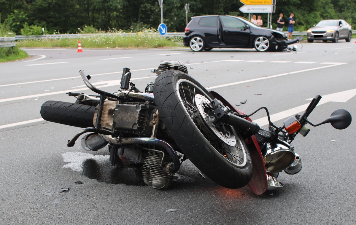 POL-MI: Kradfahrer zieht sich schwere Verletzungen zu