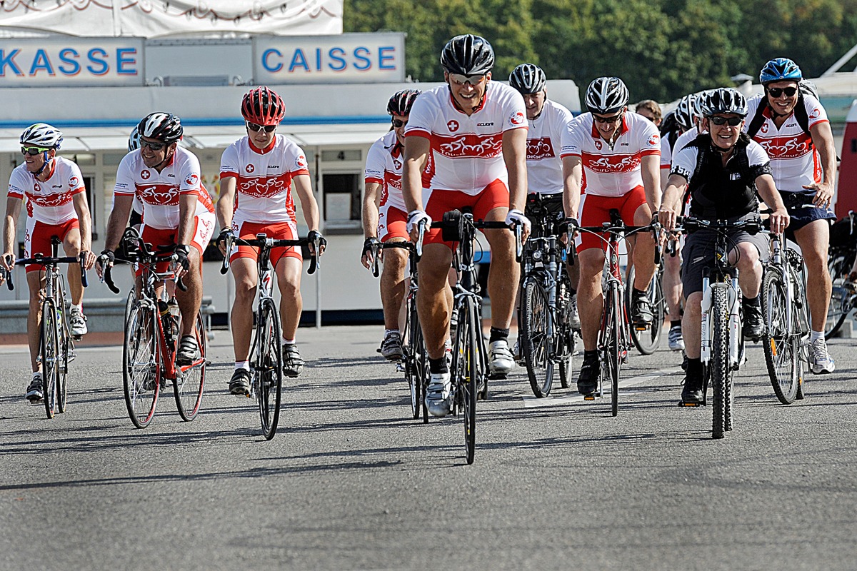 Départ du Tour de Coeur du Cirque Knie / Cardiologues et personnalités du monde sportif au départ d&#039;un périple à vélo associé à une récolte de dons en faveur de la Fondation Suisse de Cardiologie