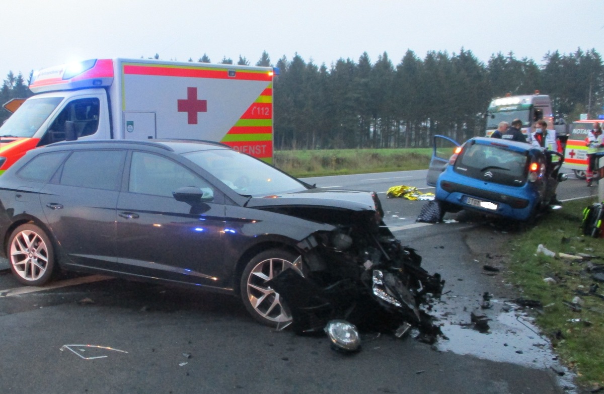 POL-STD: Fünf zum Teil schwer verletzte Autoinsassen bei Verkehrsunfall auf der Bundesstraße 74 - Traktorfahrer als Zeuge gesucht