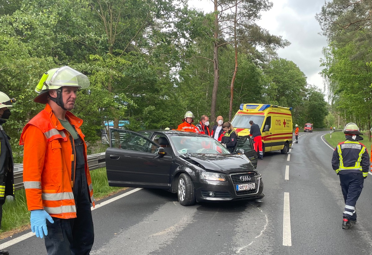 FW Lüchow-Dannenberg: Schwerer Verkehrsunfall auf der B493 bei Küsten +++ Bundesstraße voll gesperrt +++ 4 Personen verletzt