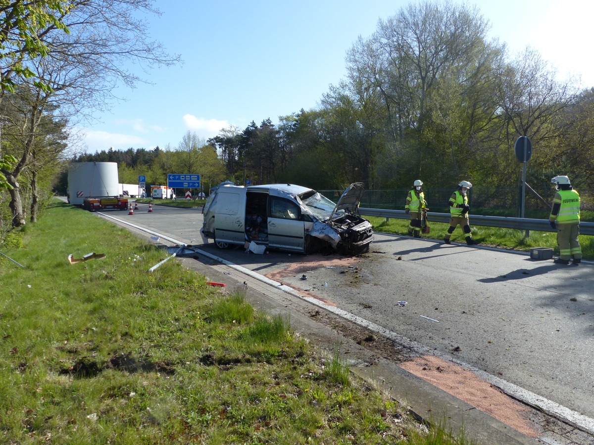 POL-CUX: 4 Verkehrsunfälle - Zeugen nach Unfallflucht gesucht - drei Verletzte