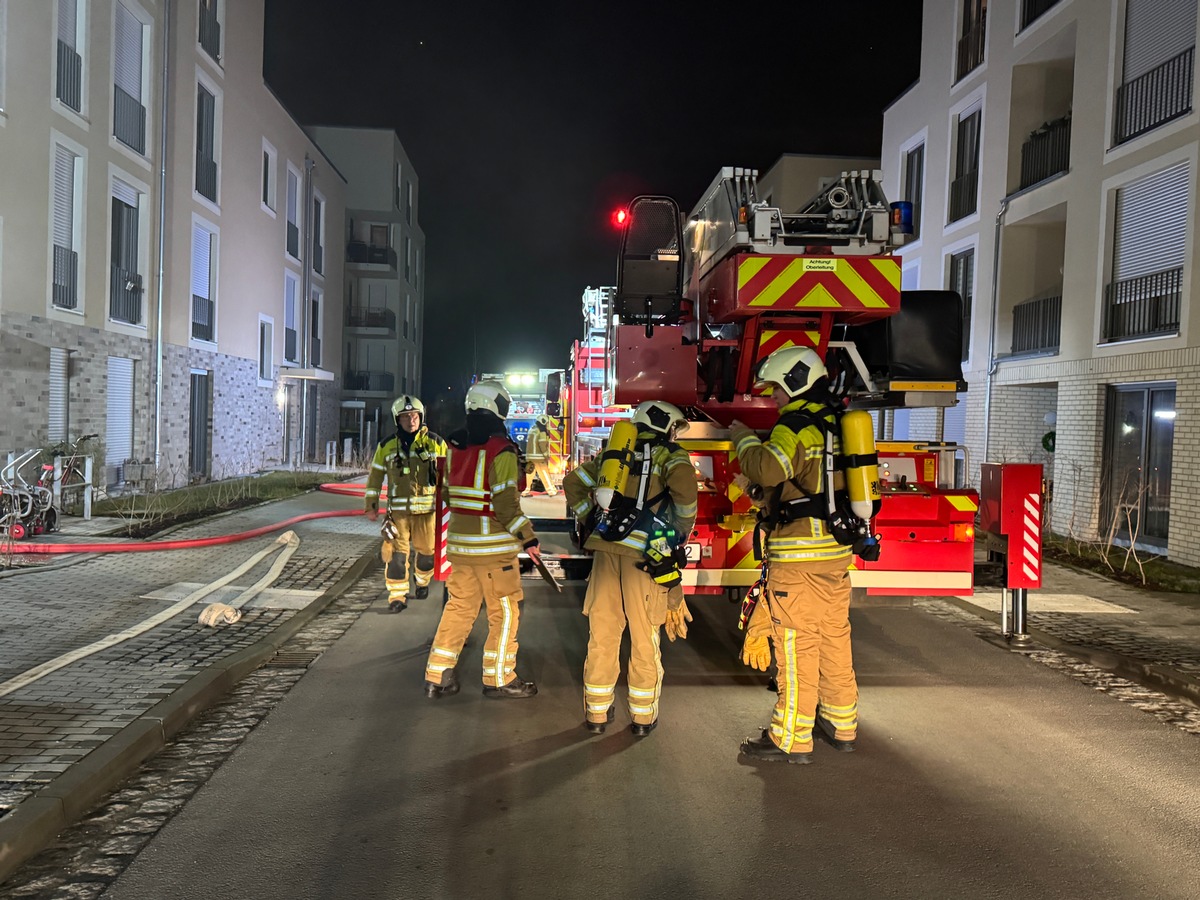 FW Dresden: Feuerwehreinsatz nach ausgelöstem Rauchmelder - Brand in Mehrfamilienhaus schnell gelöscht