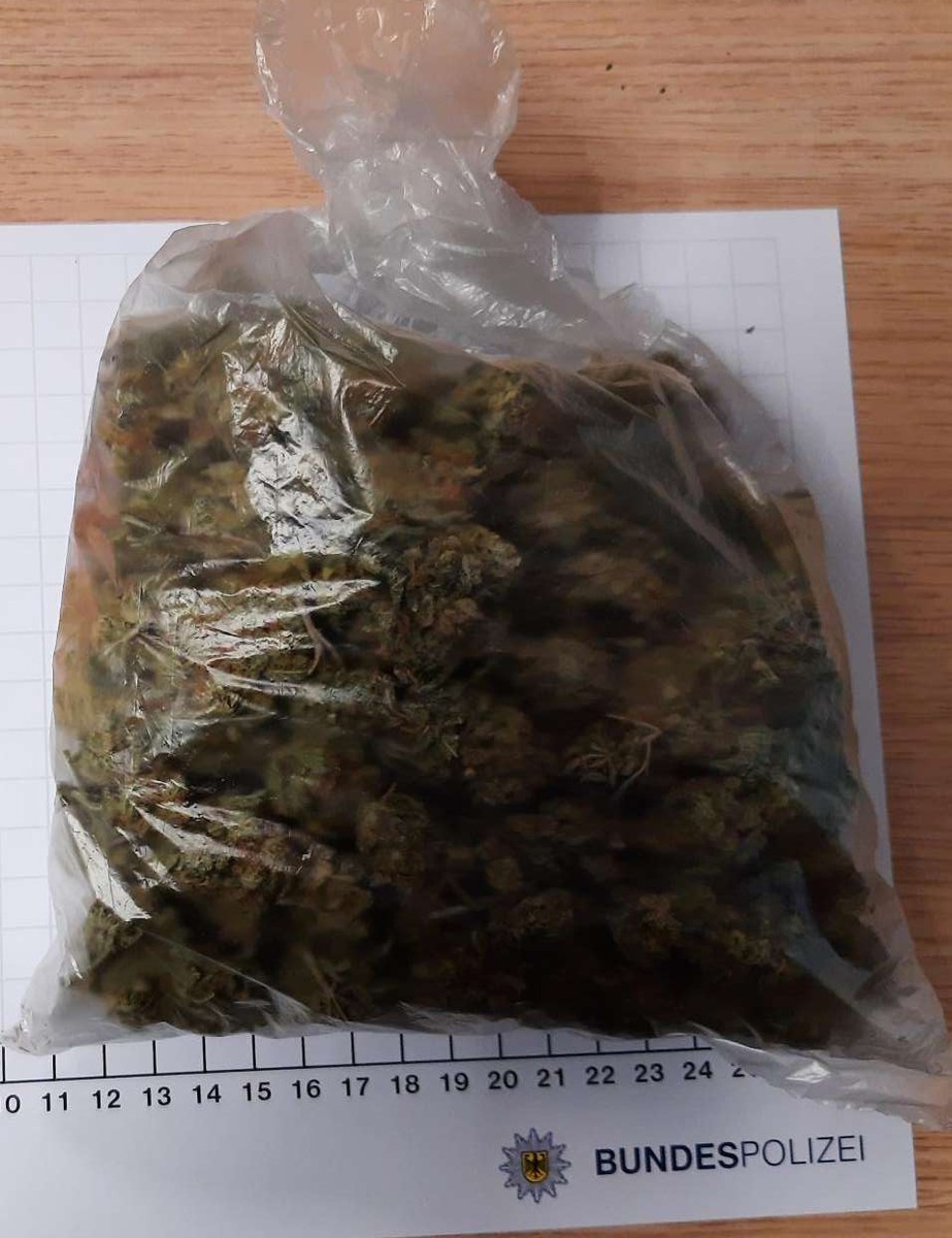 BPOL NRW: Marihuana-Beutel bei Flucht weggeworfen - Bundespolizei stellt 25-Jährigen