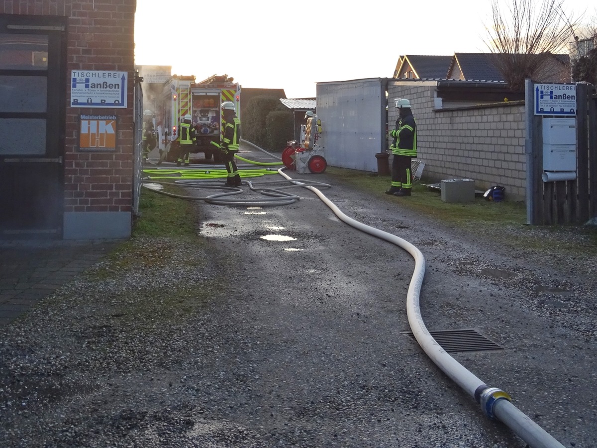 FW Sonsbeck: Einsatzübung der Einheit Sonsbeck - Brand in einer Tischlerei mit Menschenrettung