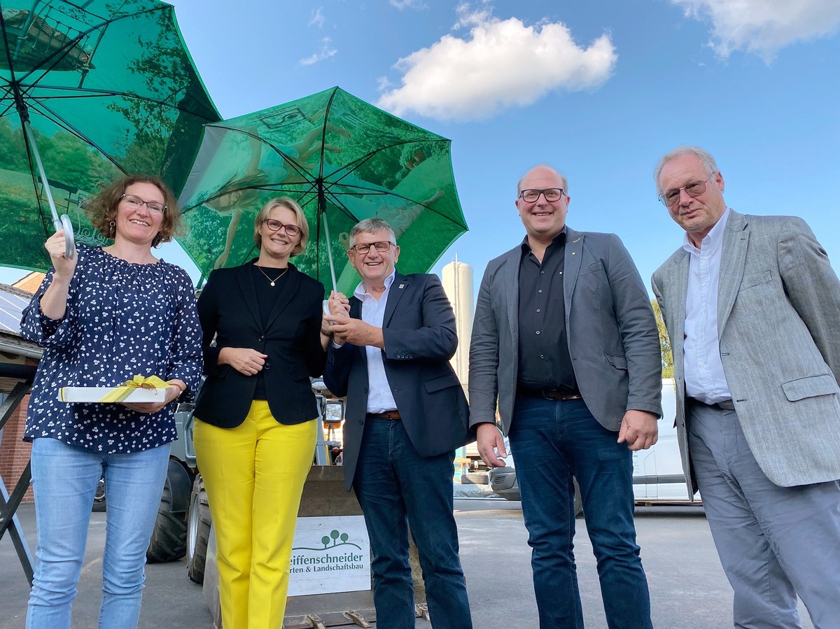 Bundesministerin Karliczek informiert sich bei LandschaftsgärtnerInnen über Ausbildung im GaLaBau