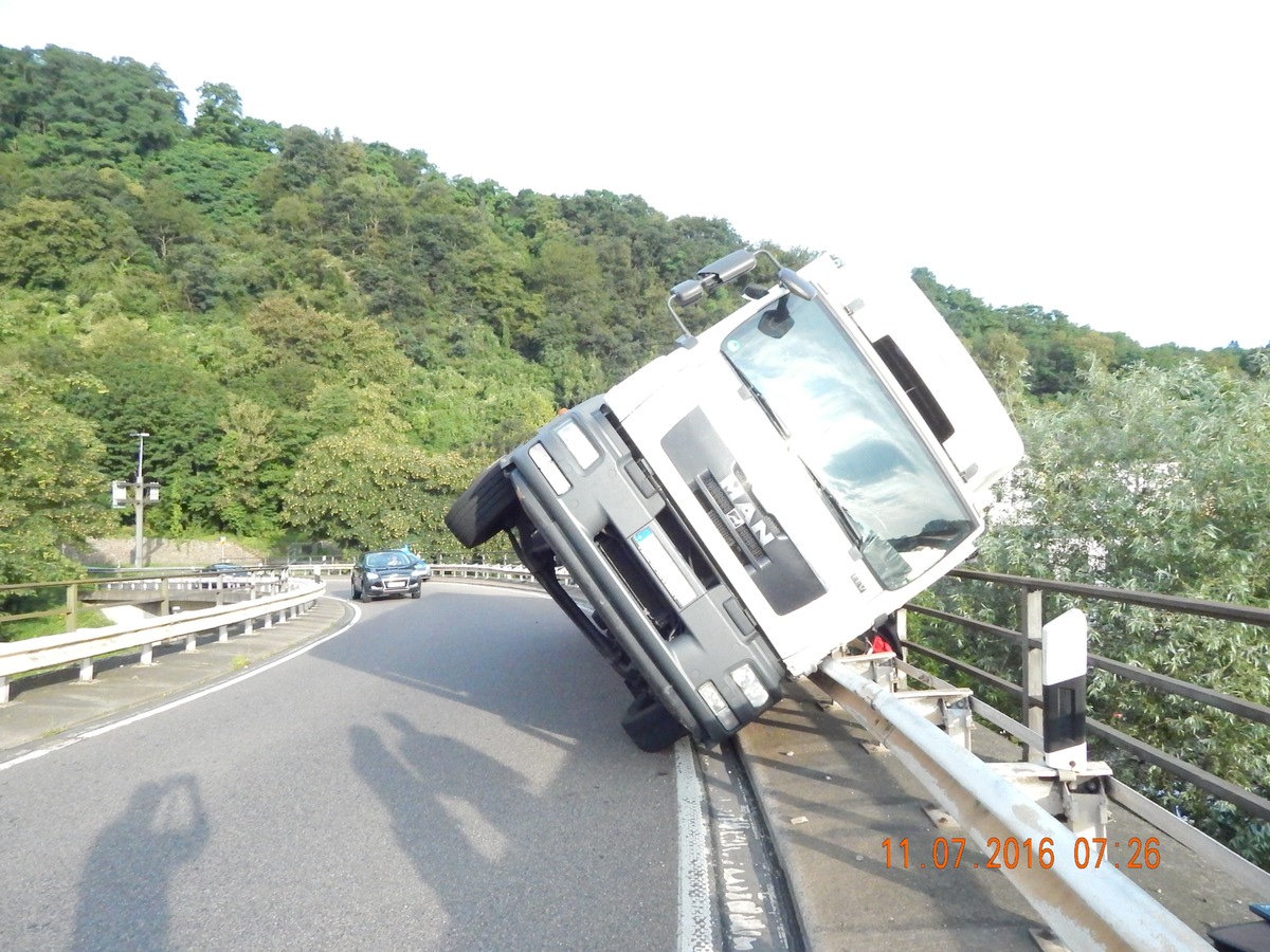 POL-PPKO: Südbrücke Koblenz - Lkw kippt um