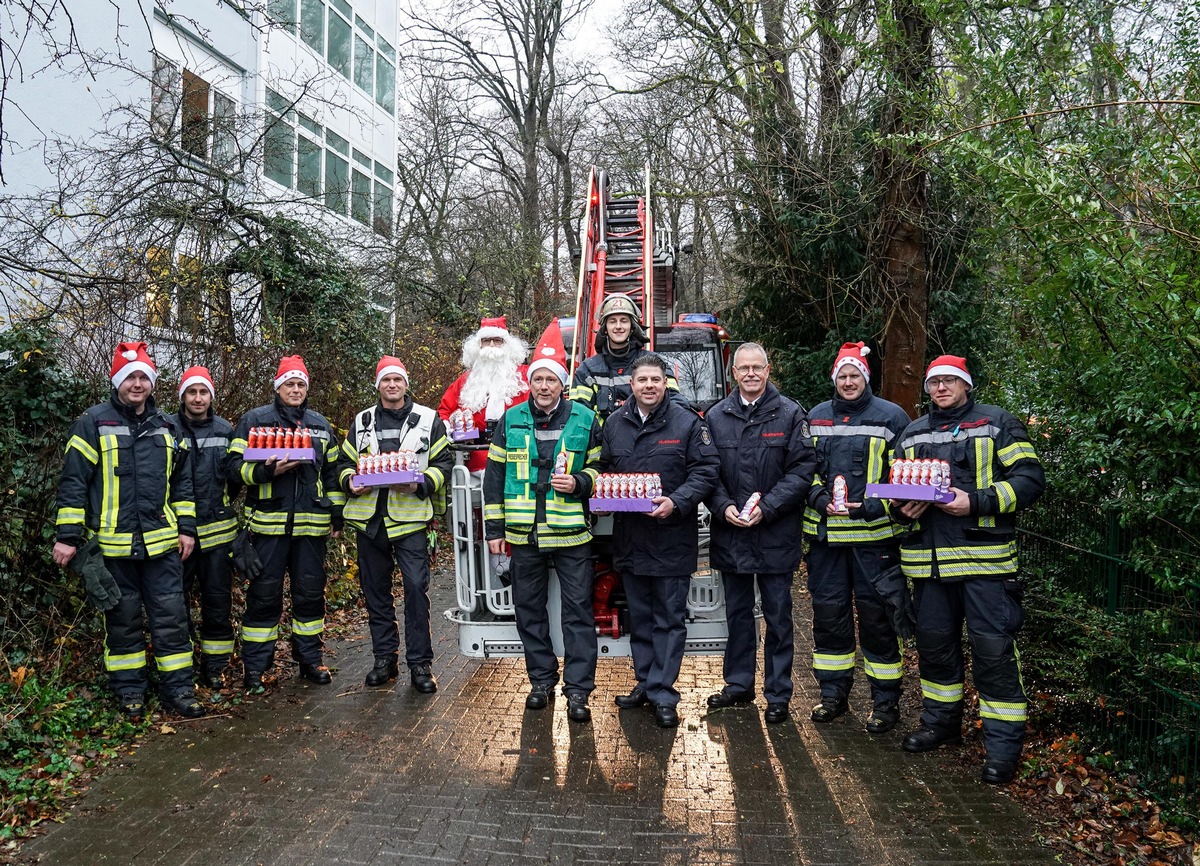 FW Hagen: Aktion zum Nikolaus an der Kinderklinik des Agaplesion AKH in Hagen - Bundesweite Aktion von 60 Feuerwehren -