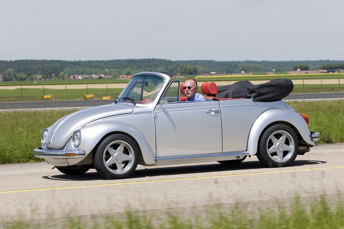 Super Cabrio live: kabel eins präsentiert den in &quot;Abenteuer Auto&quot; getunten Käfer Cabrio auf der Tuning-Messe in Friedrichshafen