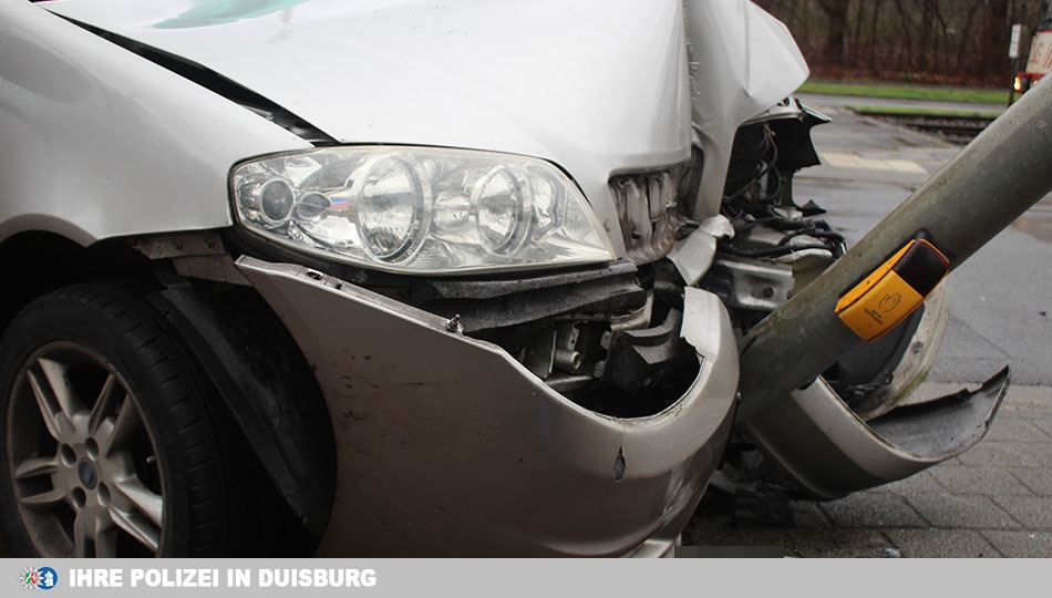 POL-DU: Obermeiderich: Fiat und Lkw kollidieren