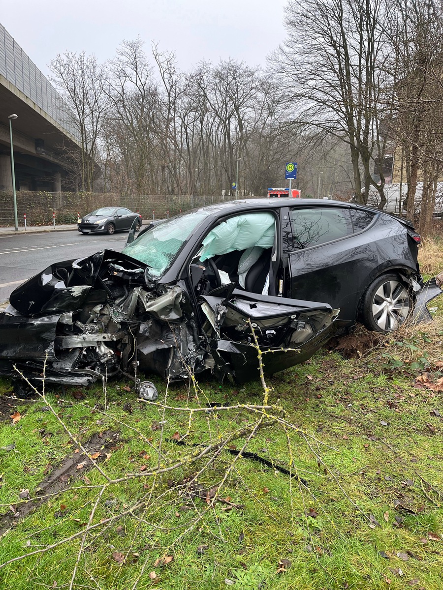 POL-DU: Beeck: Autofahrer hinterlässt Trümmerfeld