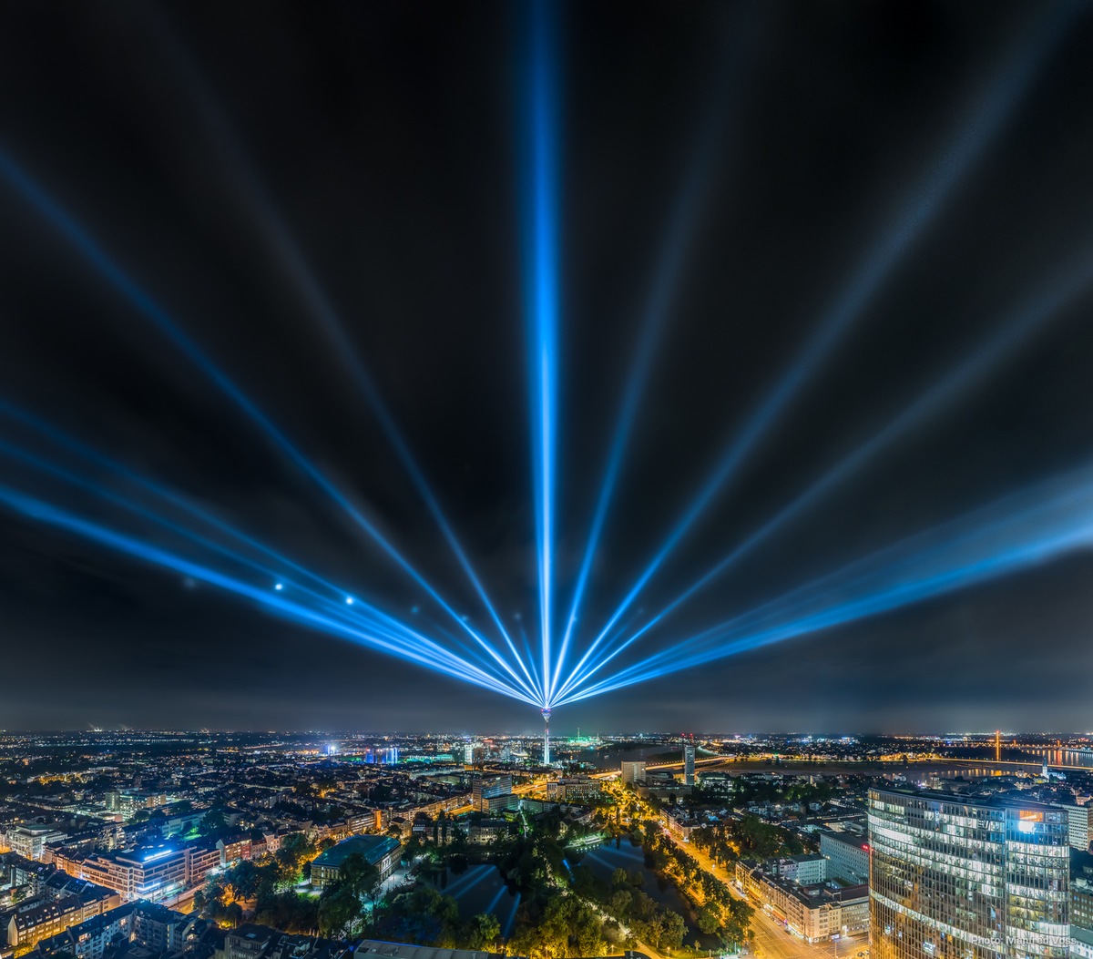 Rheinkomet leuchtet zum Grand Départ Düsseldorf 2017 / Highlight für den Start der Tour de France in der Landeshauptstadt