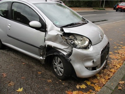 POL-ME: Hoher Sachschaden nach Verkehrsunfall beim Wenden - Hilden - 2210092