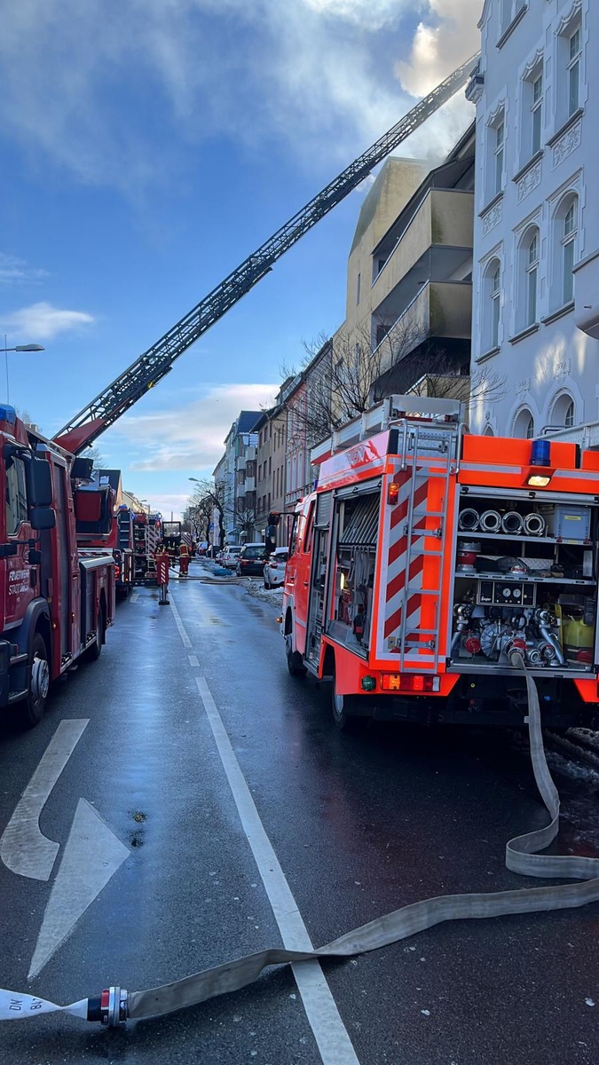 FW Düren: Brand im Mehrfamilienhaus mit drei Verletzten