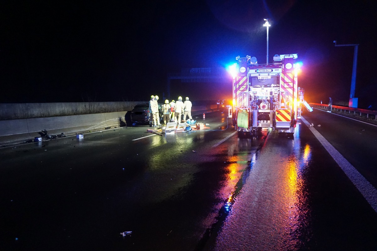 FW Ratingen: Nächtlicher schwerer Verkehrsunfall - Feuerwehr Ratingen im Einsatz