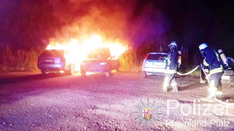 POL-PPTR: Verdacht der Brandstiftung - Zwei Pkw brennen aus