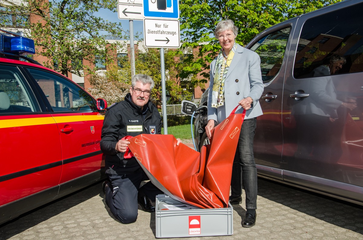 Löschdecke für Elektroautos: Feuerwehren in Schleswig-Holstein nutzen  norwegische Lösung – BusinessPortal Norwegen