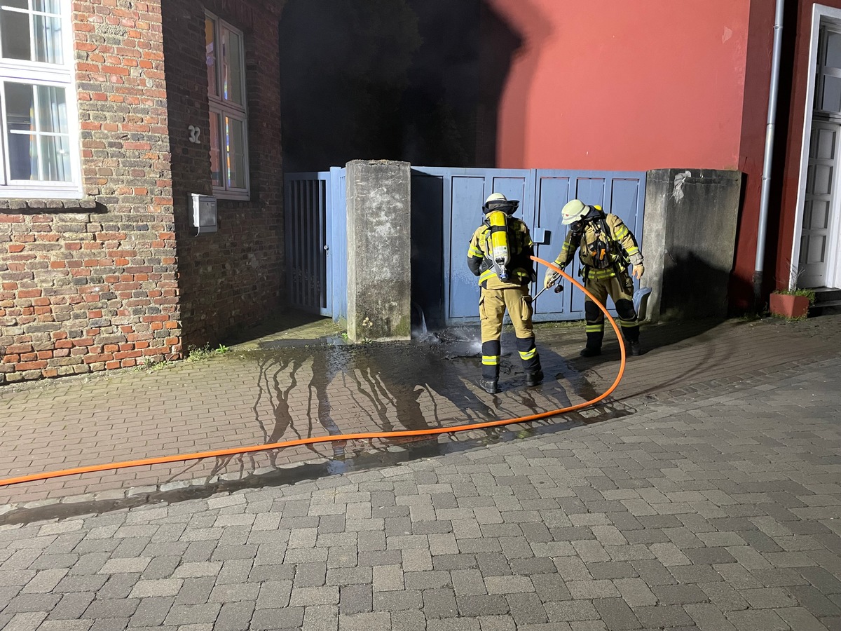 FW Xanten: Mülltonnen brennen in der Nacht