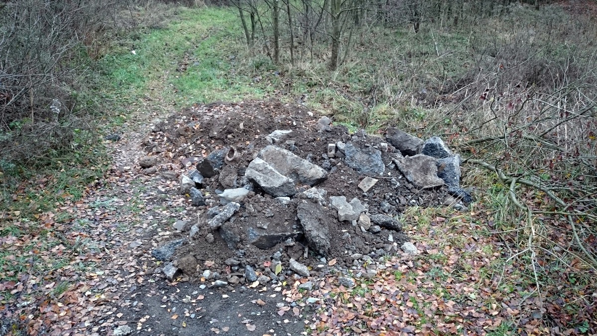 POL-PDNR: Emmerzhausen - Illegale Abfall Ablagerung