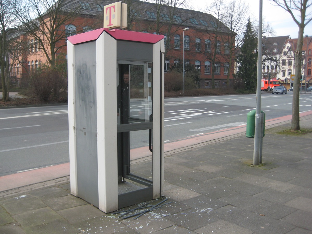 POL-HOL: Holzminden - Böntalstraße: Telefonzelle beschädigt - Seitenscheibe eingeschlagen -