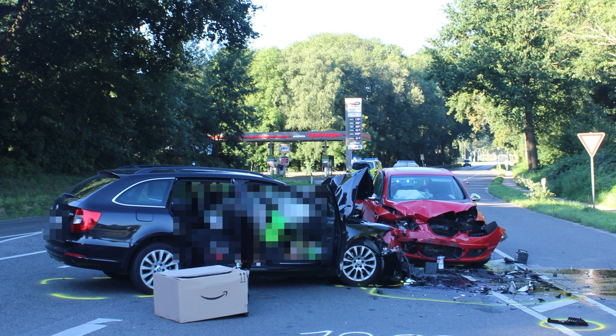 POL-VIE: Schwalmtal-Waldniel: Unfall beim Abbiegen fordert drei Verletzte