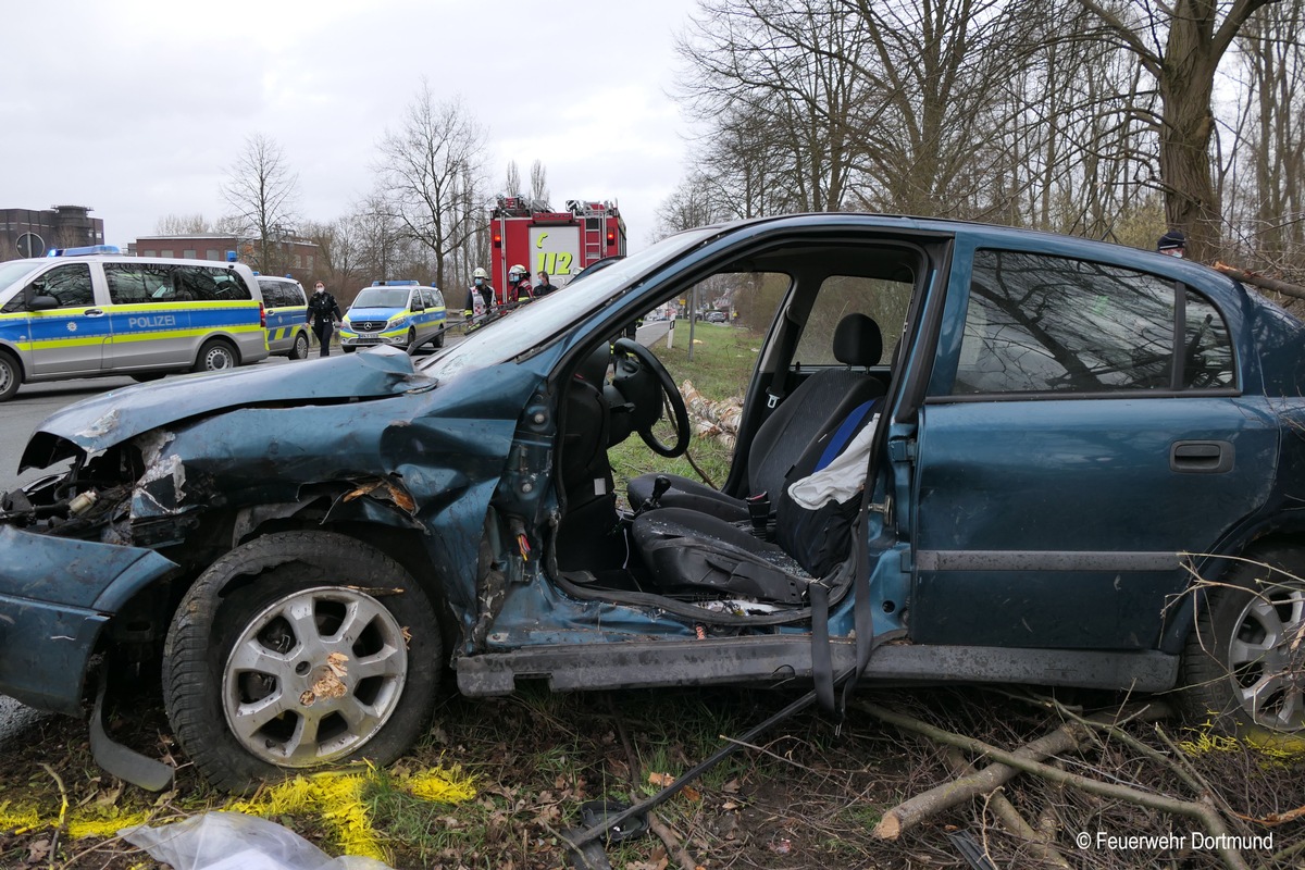 FW-DO: Unfall auf der Emscherallee / Zwei Verletzte nach Verkehrsunfall