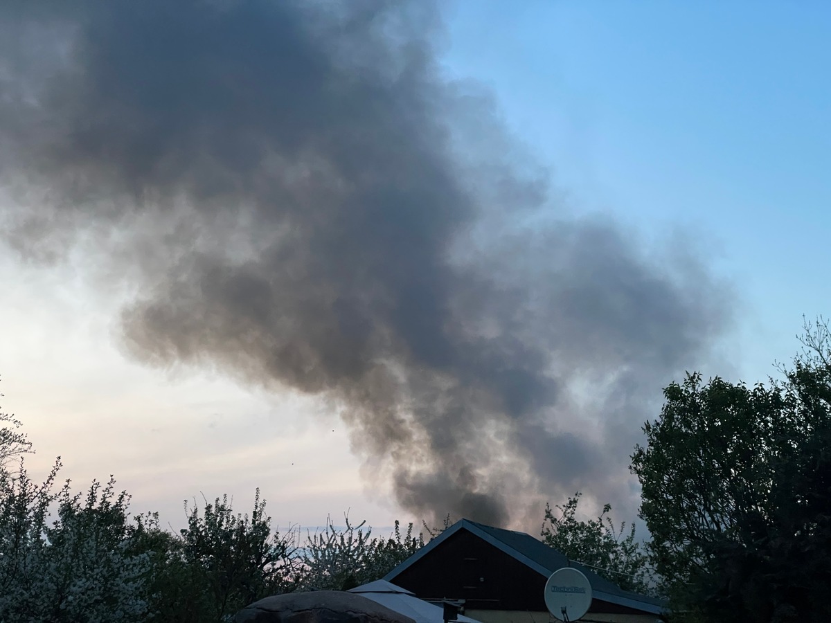 FW Dresden: Großbrand in einem Wäschereibetrieb