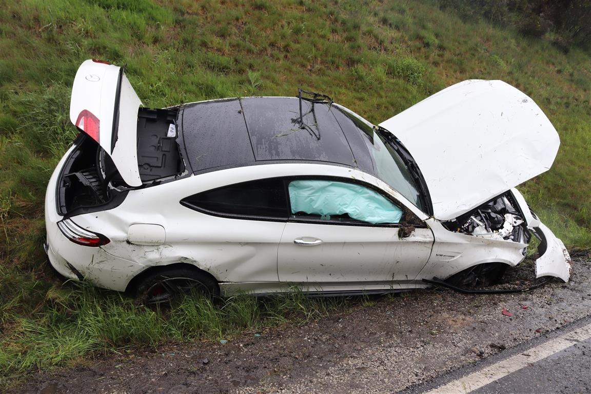 POL-PDTR: Verkehrsunfall mit Verletzen Alleinunfall aufgrund nicht angepasster Geschwindigkeit