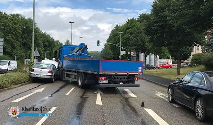 POL-PPWP: Lkw drückt Pkw auf Grünstreifen