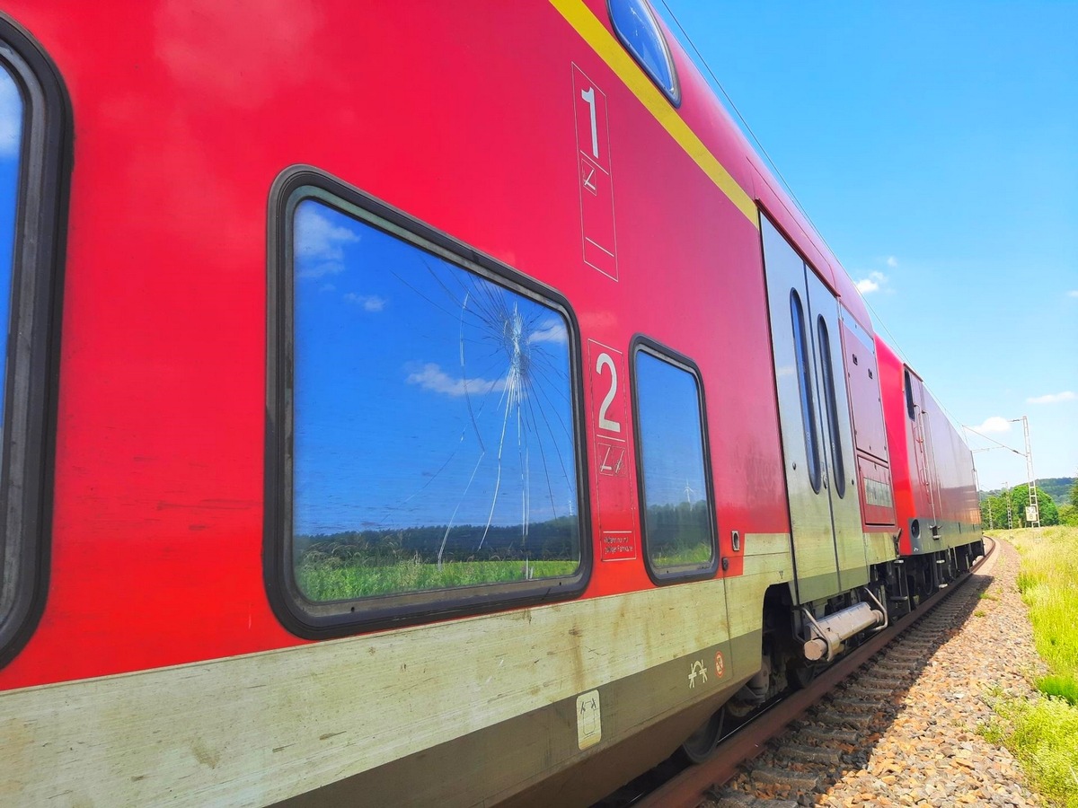 BPOL NRW: Oberleitungsschaden bringt Regionalexpress zum Stillstand: Bundespolizei und Feuerwehr evakuieren Hunderte Reisende