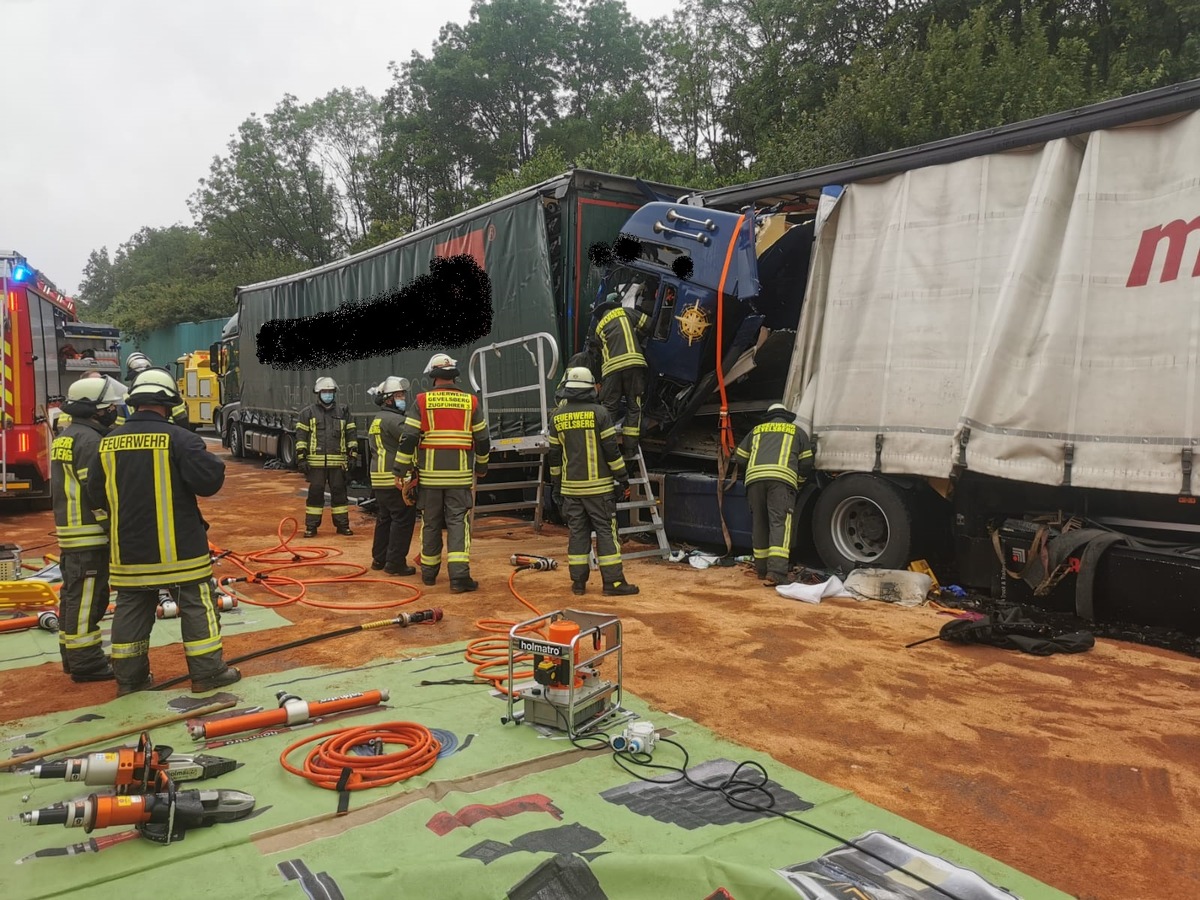 FW-EN: Schwerer Verkehrsunfall auf Autobahn