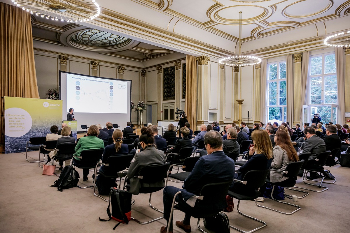 Ressourcenwende in der Bau- und Immobilienwirtschaft / Ressourcenverfügbarkeit und die Vorreiterrolle der Öffentlichen Hand als Schlüsselfaktoren