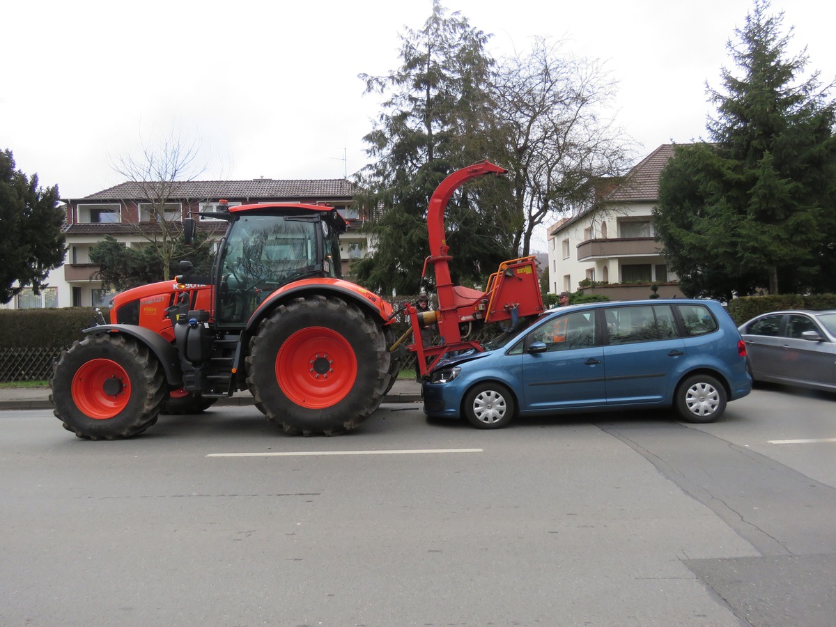 POL-HM: Unfallflucht - roter Transporter gesucht