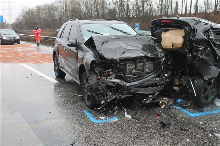 POL-VDKO: Tödlicher Verkehrsunfall bei Eisregen auf der BAB 61