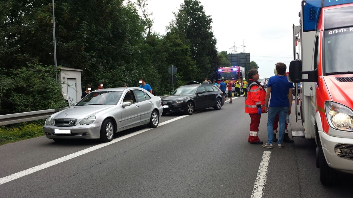 FW-RE: Verkehrsunfall mit sechs verletzten Personen