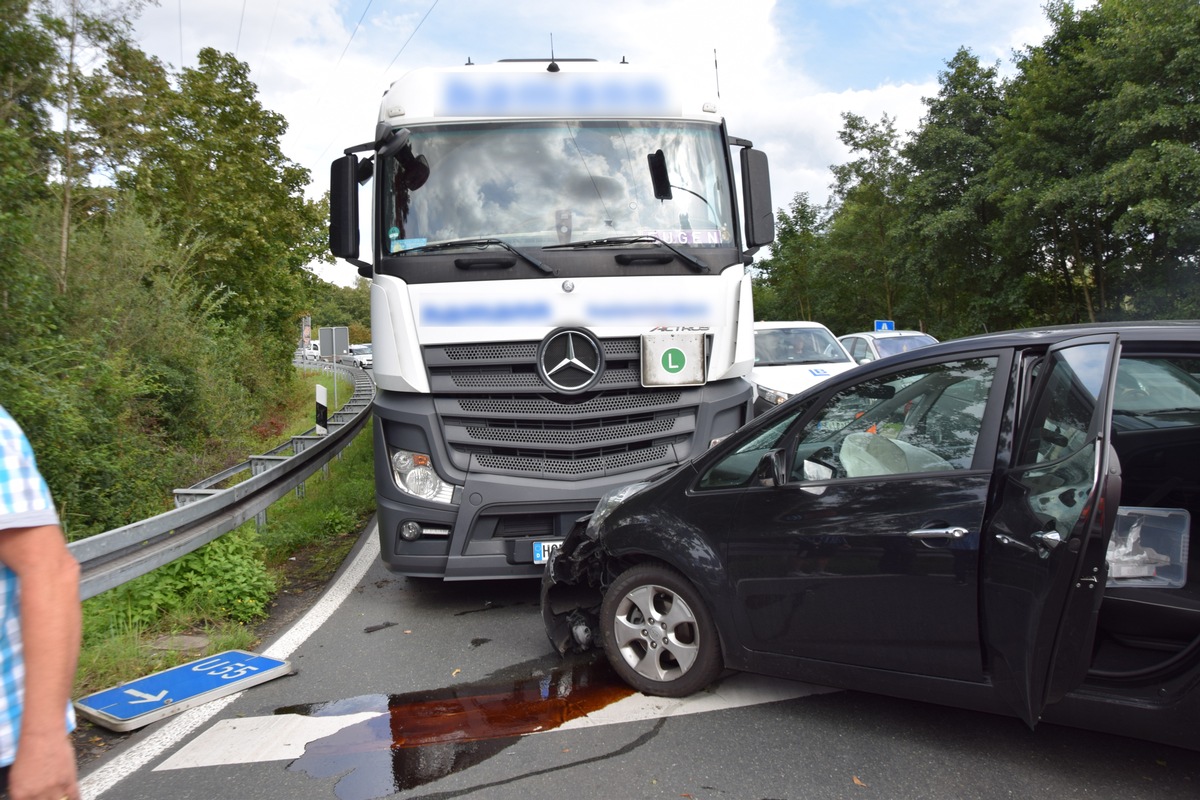 POL-HF: Ausweichmanöver endet mit Zusammenprall - PKW stößt mit LKW zusammen