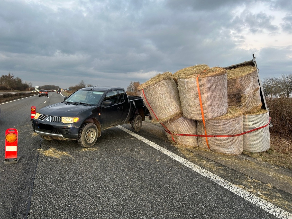 POL-PDLD: Heuballen auf Abwegen nach Verkehrsunfall