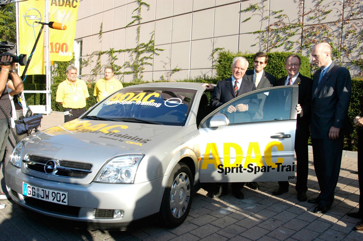 ADAC auf der IAA 2003 / Bundesverkehrsminister Stolpe informiert sich übers Spritsparen