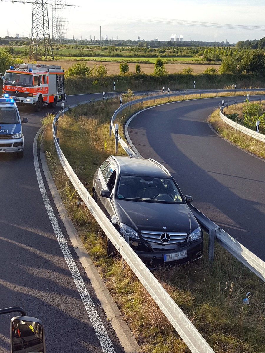 FW-D: PKW verkeilt sich zwischen Leitplanken