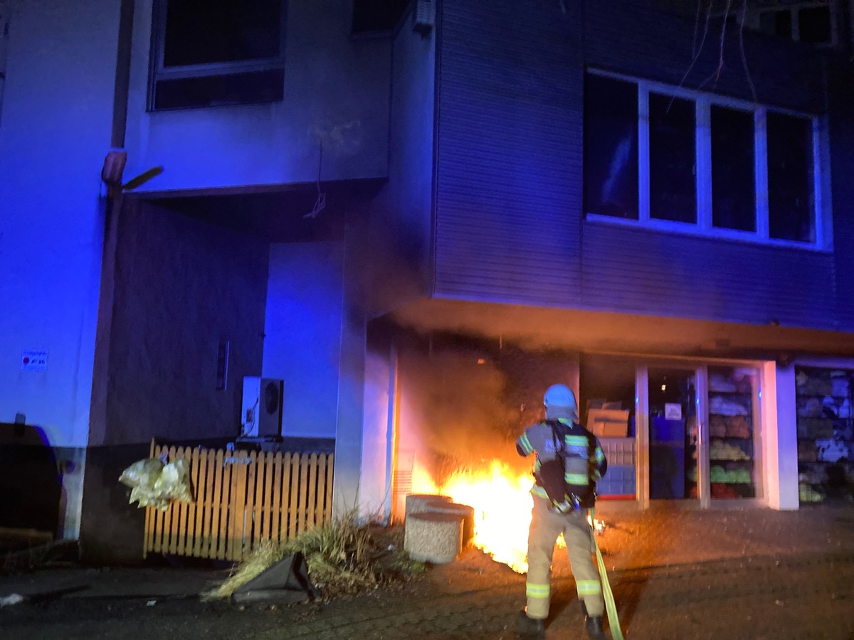 FW-GL: Mülltonnenbrand in der Stadtmitte von Bergisch Gladbach drohte auf Wohn- und Geschäftshaus überzugreifen