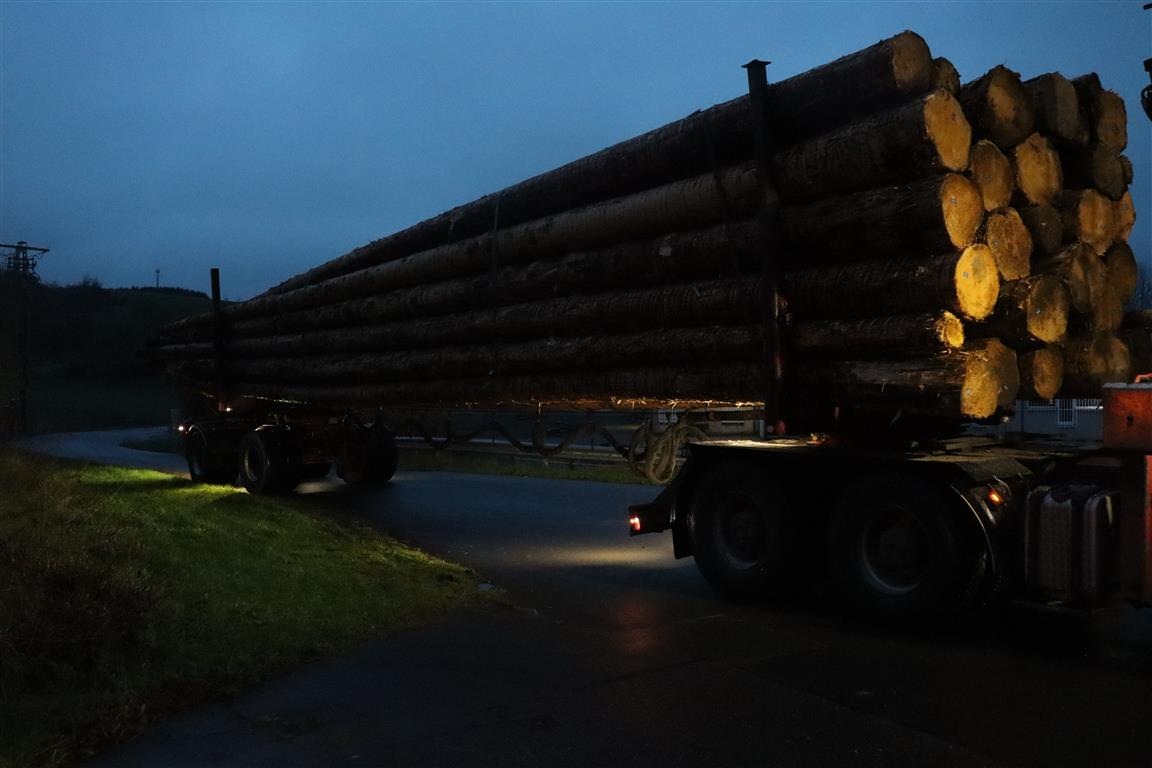 POL-PPTR: Autotransporter und Langholztransport viel zu schwer durch die Eifel unterwegs