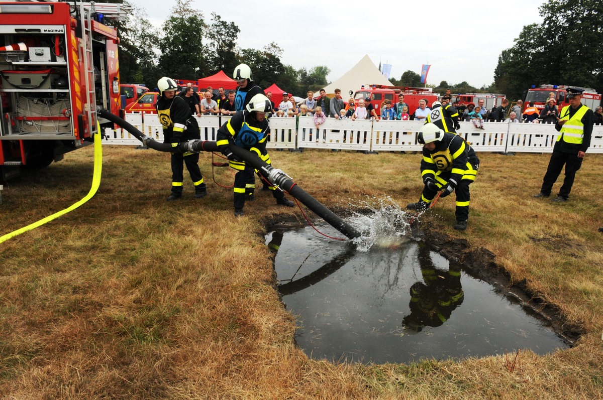 FW-Dorsten: Leistungsnachweis der Feuerwehren im Kreis Recklinghausen am Lippspieker in Haltern am See