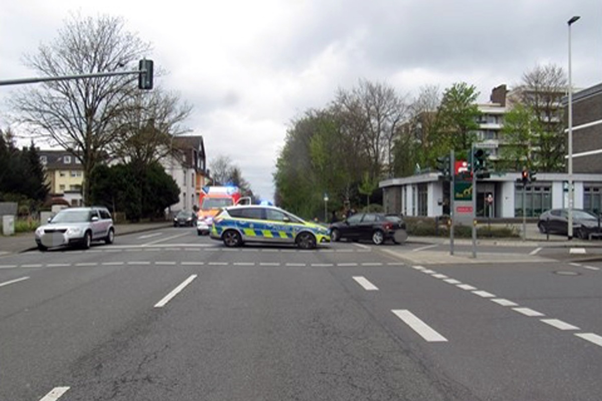 POL-ME: Fahrradfahrerin bei Zusammenstoß schwer verletzt - Hilden - 2304052