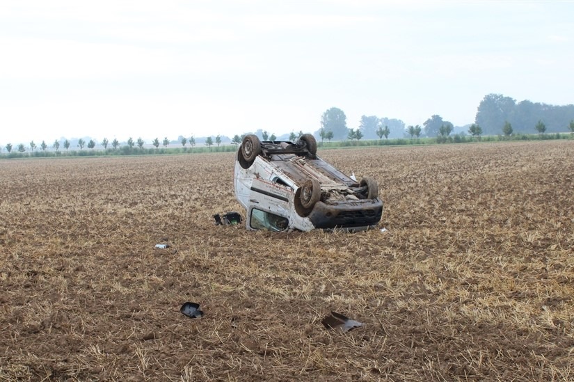 POL-DN: Wagen überschlägt sich bei Alleinunfall