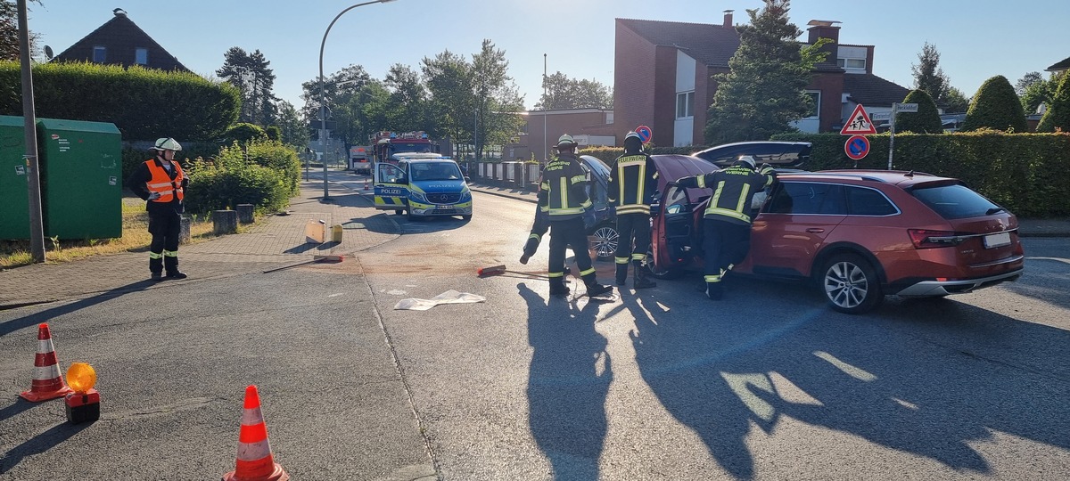 FW-WRN: TH_1 - LZ1 - Verkehrsunfall mit zwei PKW // eine verletzte Person // auslaufende Betriebsmittel