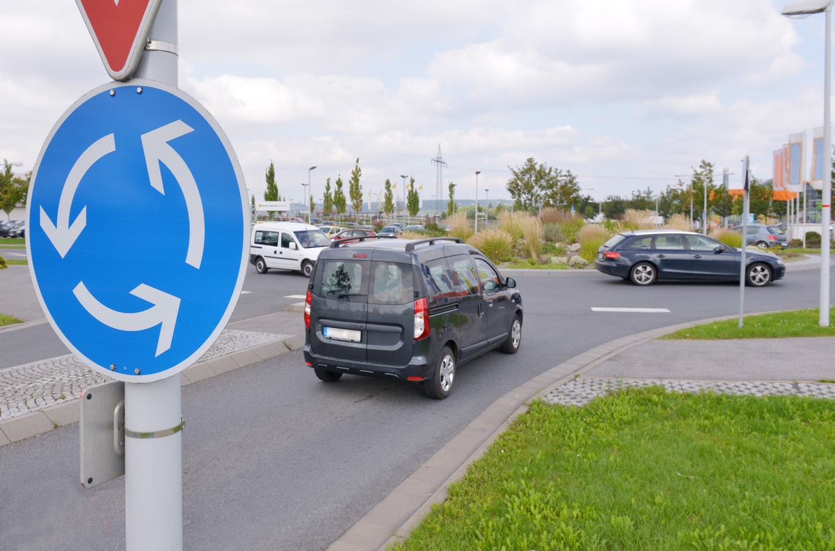 Tipps für den Alltag: Fahrverhalten dem Kreisel anpassen / Geschwindigkeit im Kreisel muss zum Kurvenradius passen - 50 Stundenkilometer können zu schnell sein (FOTO)