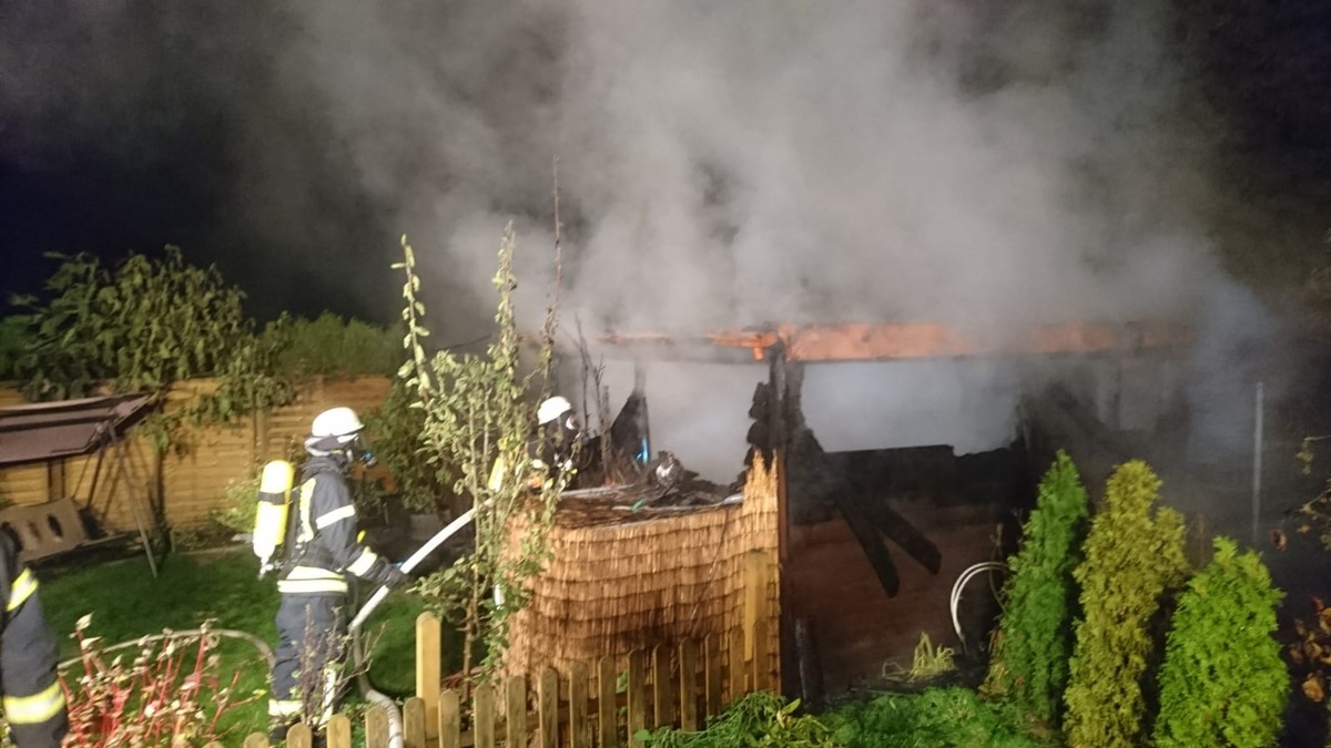 FW-Schermbeck: Gartenhausbrand in Schermbeck