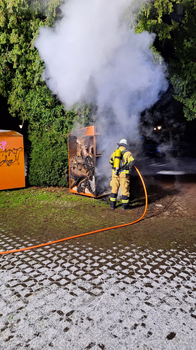 FW Xanten: Brand eines Altkleidercontainers