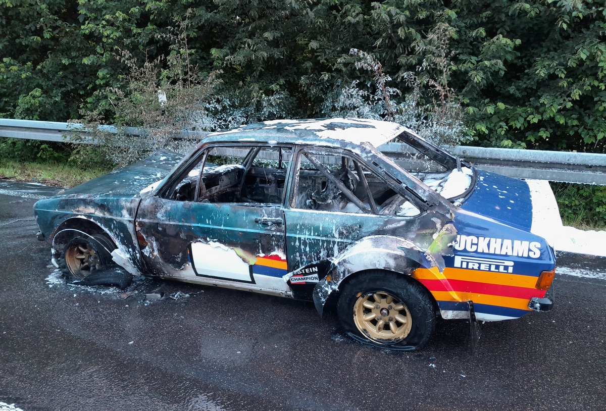 FW Moers: Historisches Rallye-Fahrzeug geriet in Brand